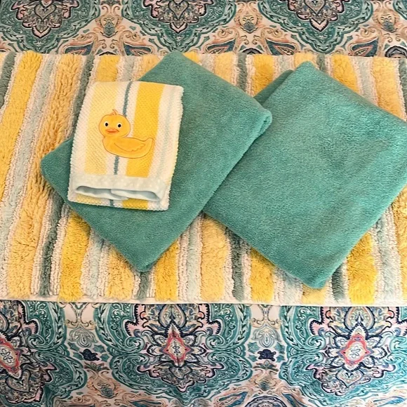 Bathroom towels/rug - Picture 1 of 4